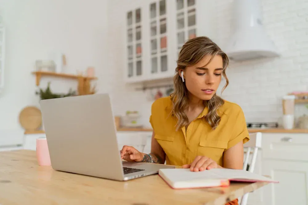 Pós graduação EAD: como se concentrar | mulher concentrada | Faveni